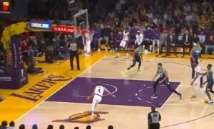 NBA – Alex Caruso casse le cercle sur une no-look pass d’Anthony Davis !