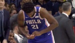 NBA – La dégoutante blessure à la main de Joel Embiid