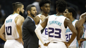 NBA – La technique WTF du coach des Hornets pour calmer ses joueurs