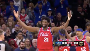 NBA – Joel Embiid hué par les fans des Sixers… Puis ovationné 1 minute après