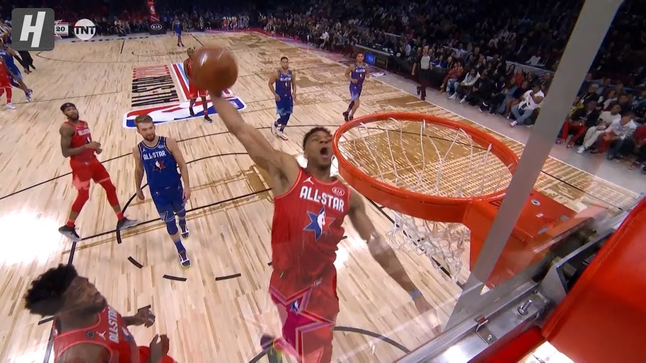 Giannis contré par le cercle... 2 fois