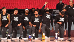 NBA – Les 2 seules personnes qui n’ont pas posé le genou pendant l’hymne du Game 1