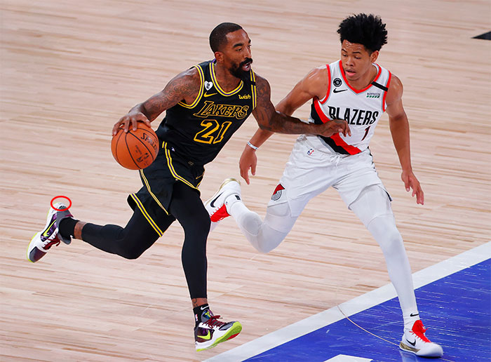 J.R. Smith lors du Game 4 contre les Blazers, portant des chaussures de Kobe Bryant avec un message