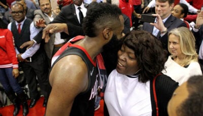 NBA – La mère de James Harden justifie ses actions, et descend les fans !