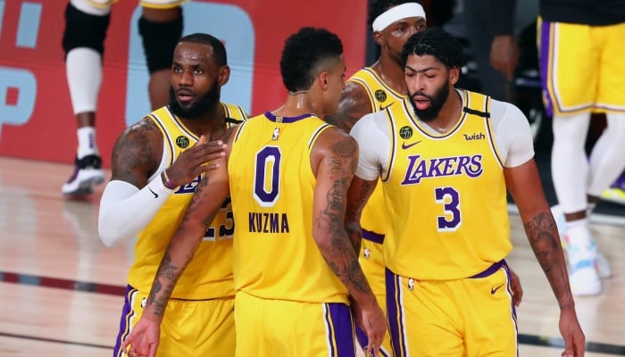 LeBron, Anthony, Davis, et Kyle Kuzma se concertent en plein match NBA des Lakers