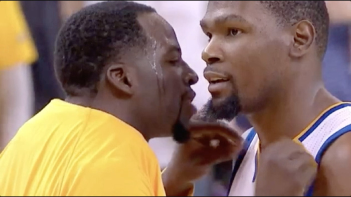 Cette image NBA entre Draymond Green et Kevin Durant est devenue célèbre sur les réseaux sociaux