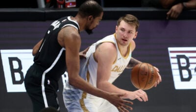 NBA – Kevin Durant à genoux devant Luka Doncic