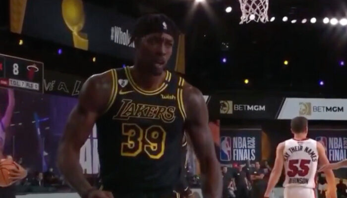 Dis, Dwight, c'est quoi ce bandeau ?!? • Basket USA