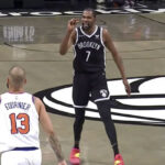 NBA – Kevin Durant humilie violemment Evan Fournier en plein match !