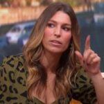 À 32 ans, l’aveu perso de Laury Thilleman sur sa poitrine : « Je n’ai jamais…