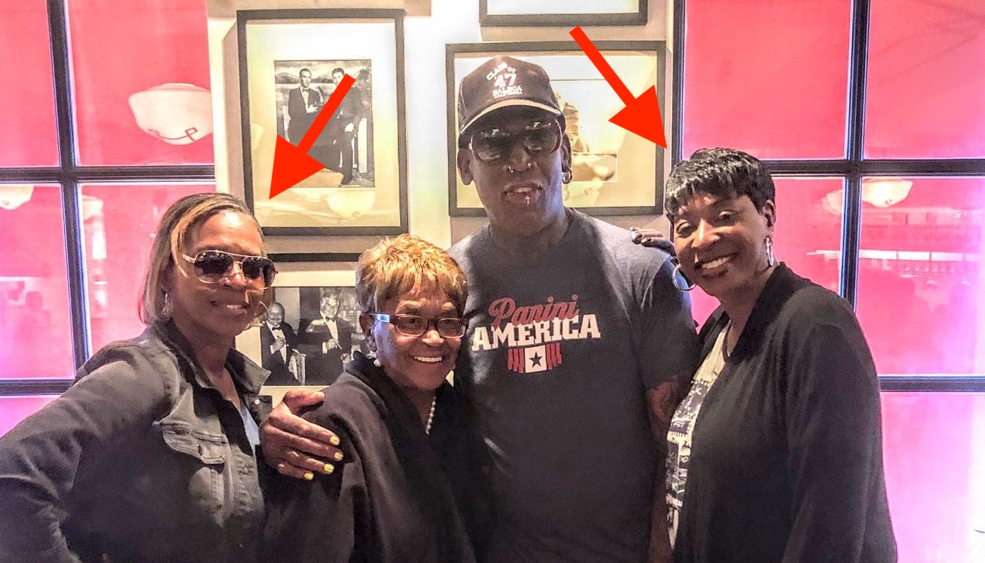 La légende NBA Dennis Rodman, accompagné ici par sa mère et ses deux sœurs