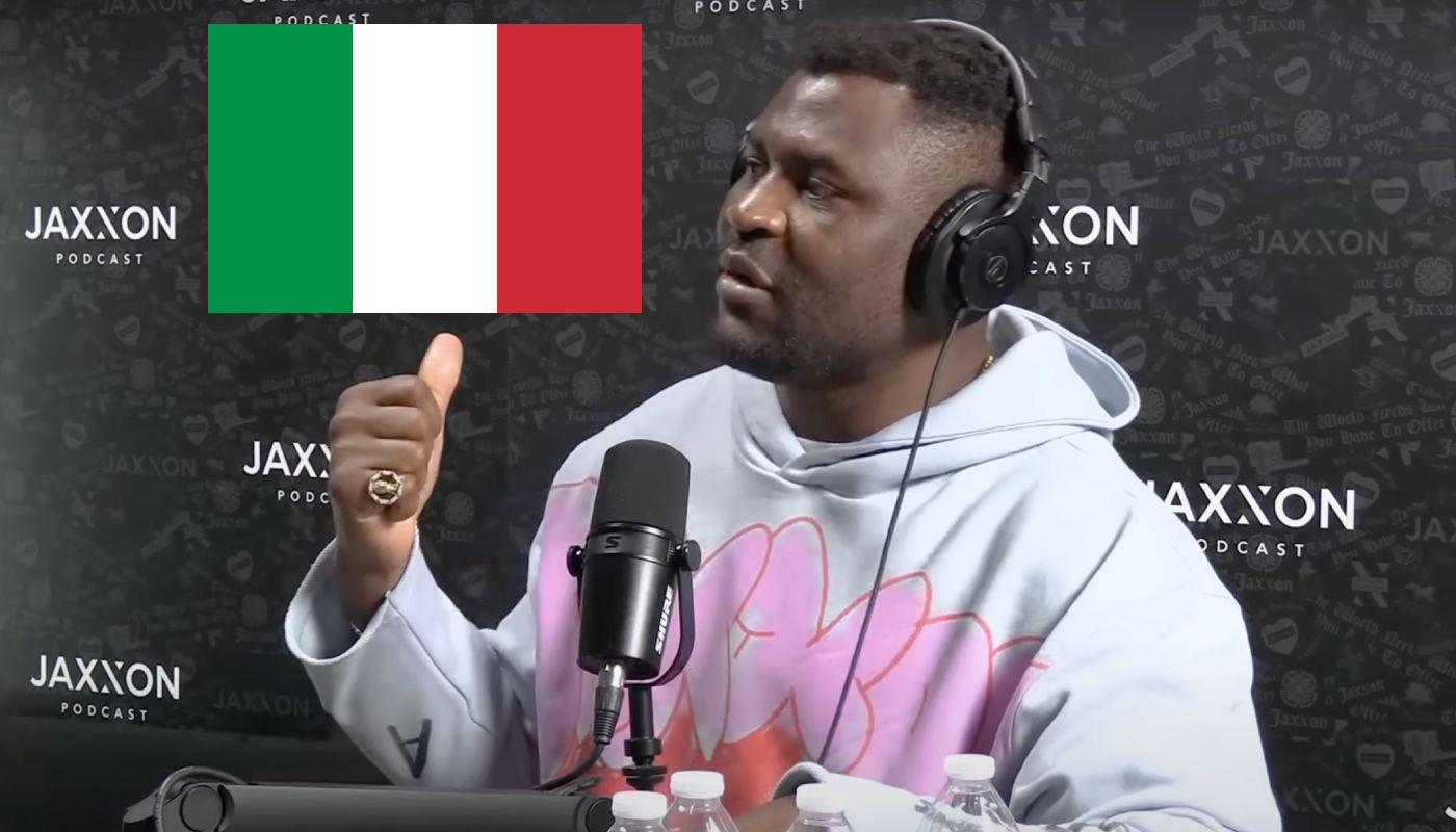 Francis Ngannou avec le drapeau de l'Italie