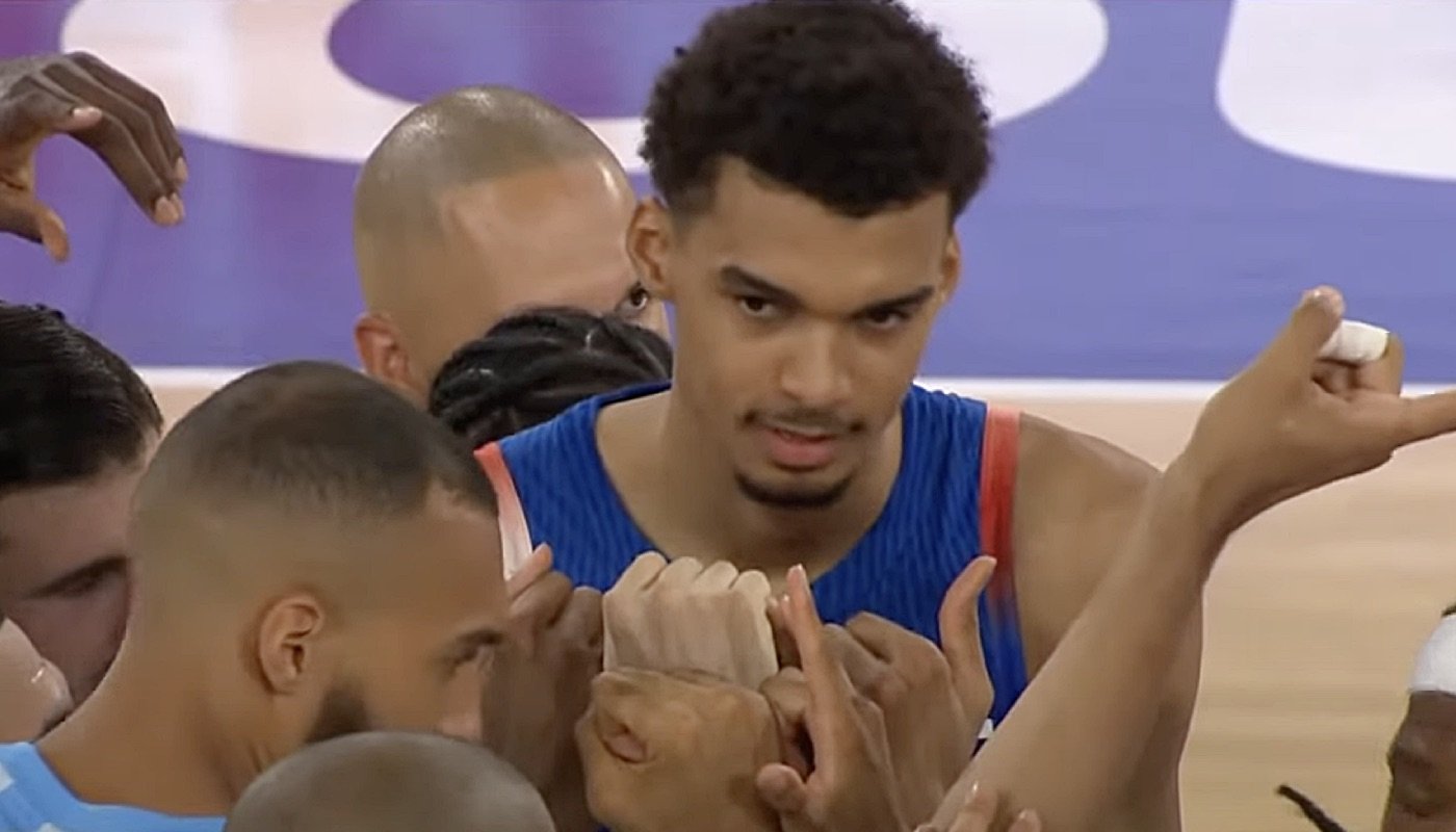 La star NBA française Victor Wembanyama, ici sous le maillot des Bleus