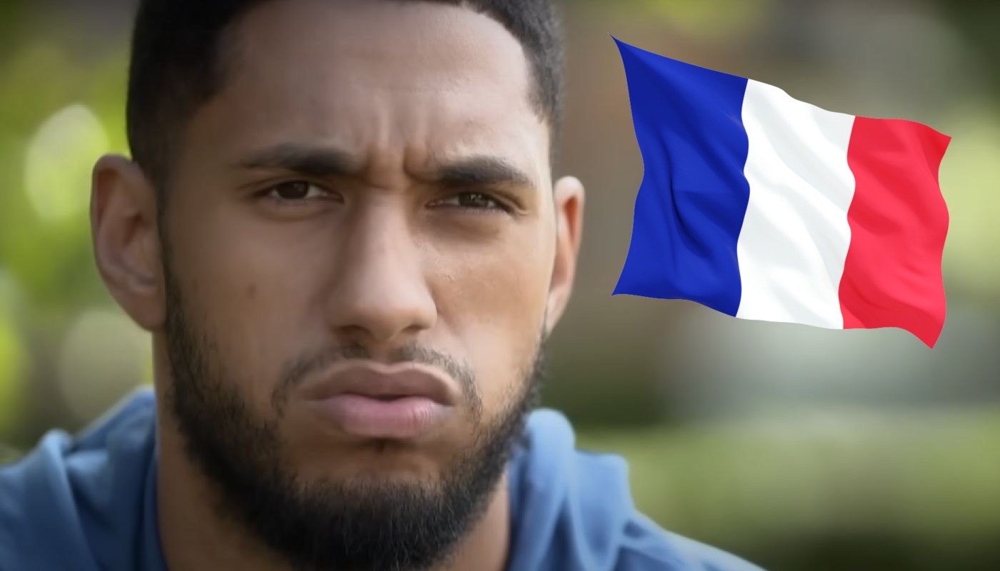 Le boxeur français Tony Yoka, accompagné du drapeau tricolore