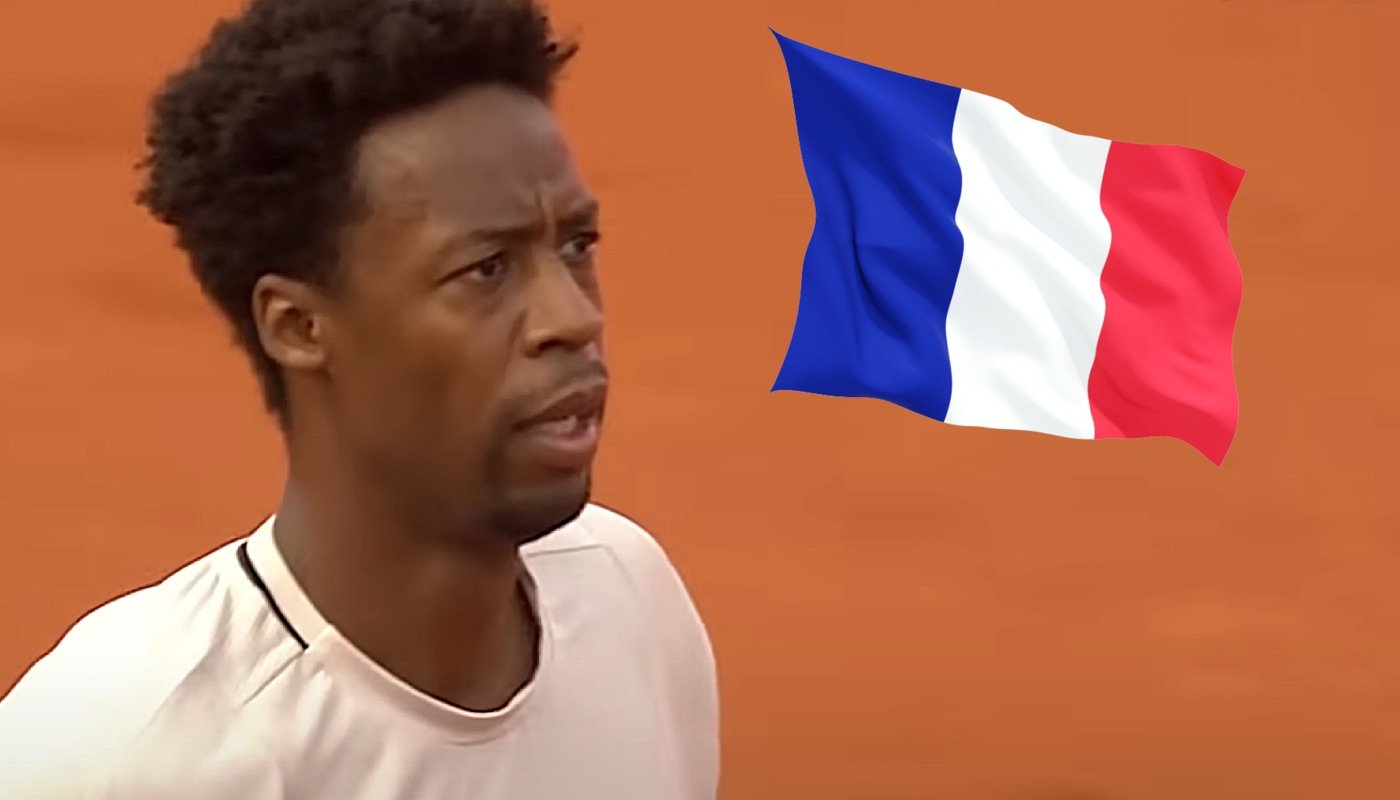 Le tennisman français Gaël Monfils, ici accompagné du drapeau de la France