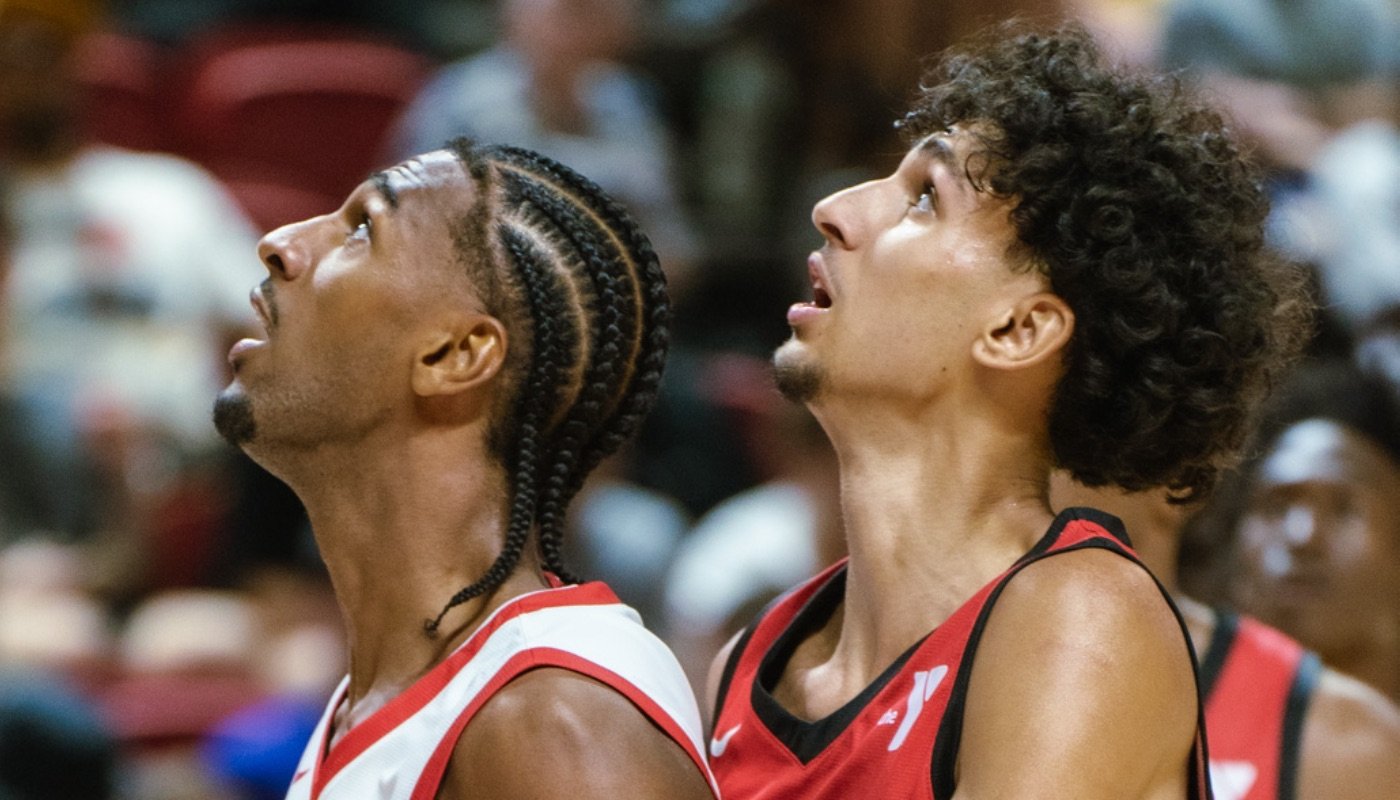 Les joueurs NBA français Alexandre Sarr (gauche) et Zaccharie Risacher (droite)