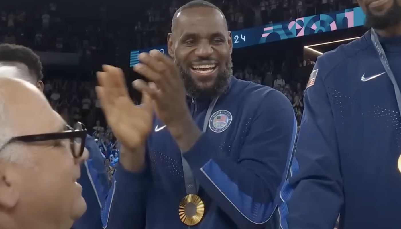 LeBron James avec la médaille d'or des Jeux Olympiques de Paris au cou