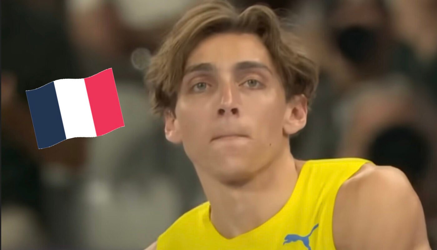 Le sauteur à la perche Armand Duplantis, ici accompagné du drapeau français