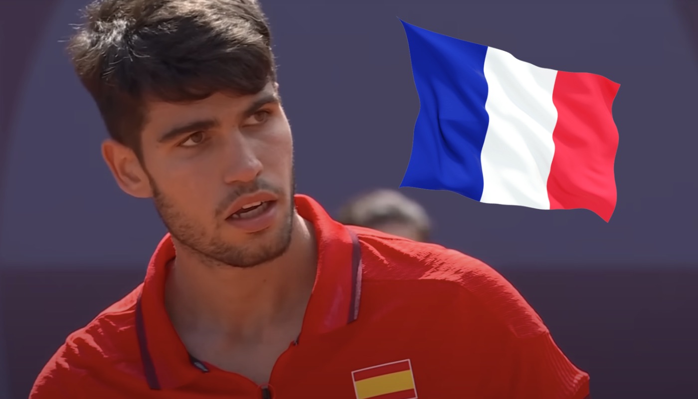 Le tennisman espagnol Carlos Alcaraz, ici accompagné du drapeau français