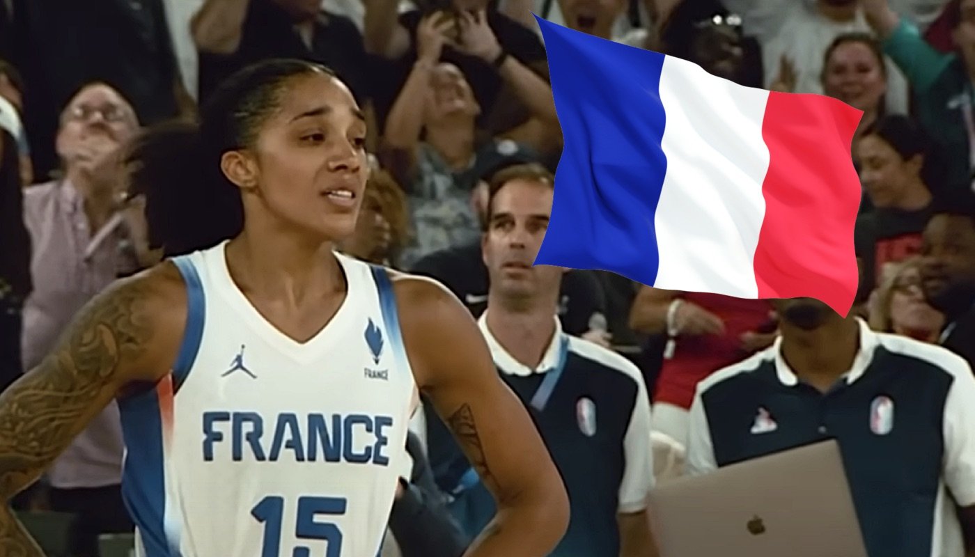 La joueuse de l'équipe de France Gabby Williams, ici accompagnée du drapeau tricolore