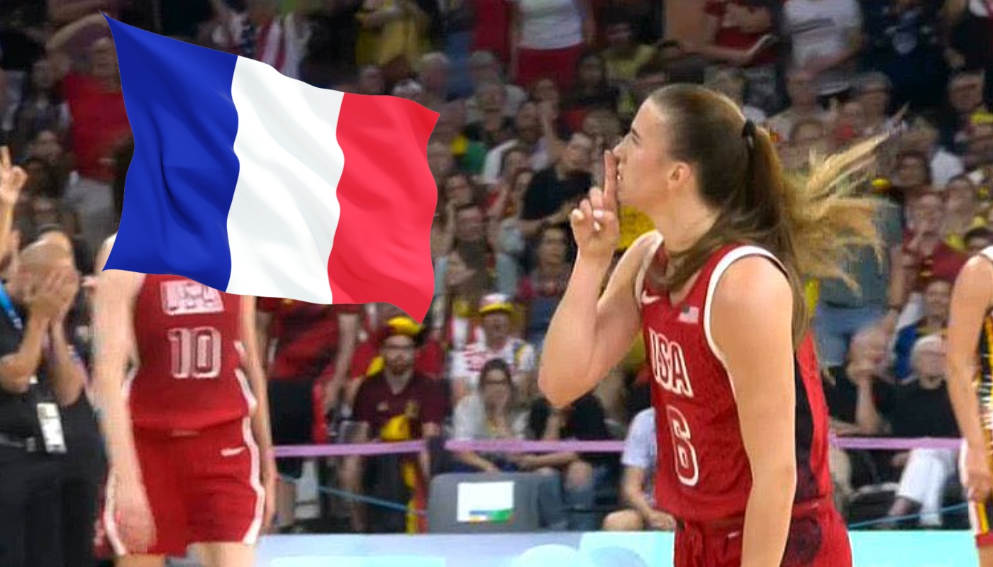 L'arrière américaine Sabrina Ionescu, ici accompagnée du drapeau français