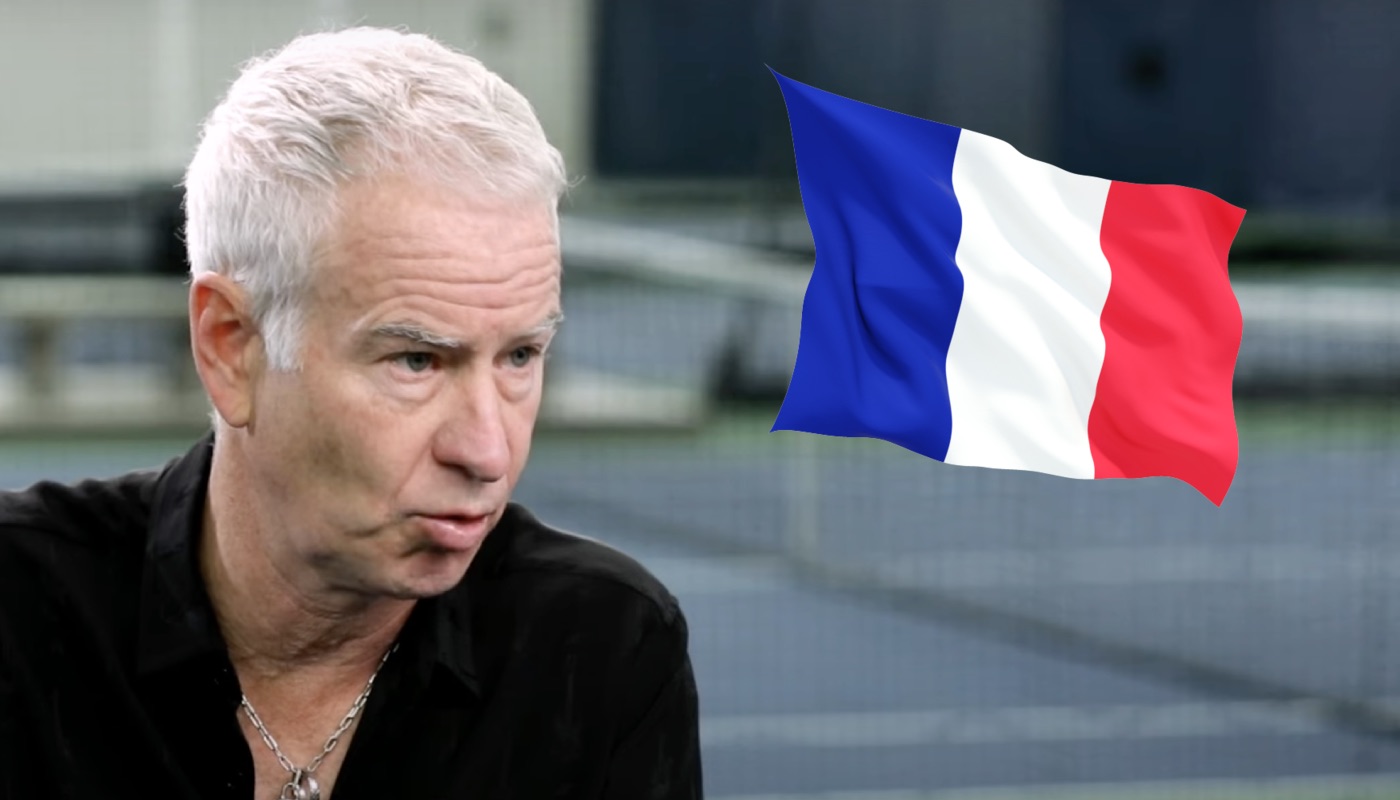 La légende du tennis John McEnroe, ici accompagnée du drapeau de la France