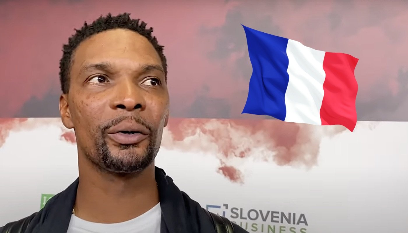 La légende NBA Chris Bosh, ici accompagnée du drapeau de la France