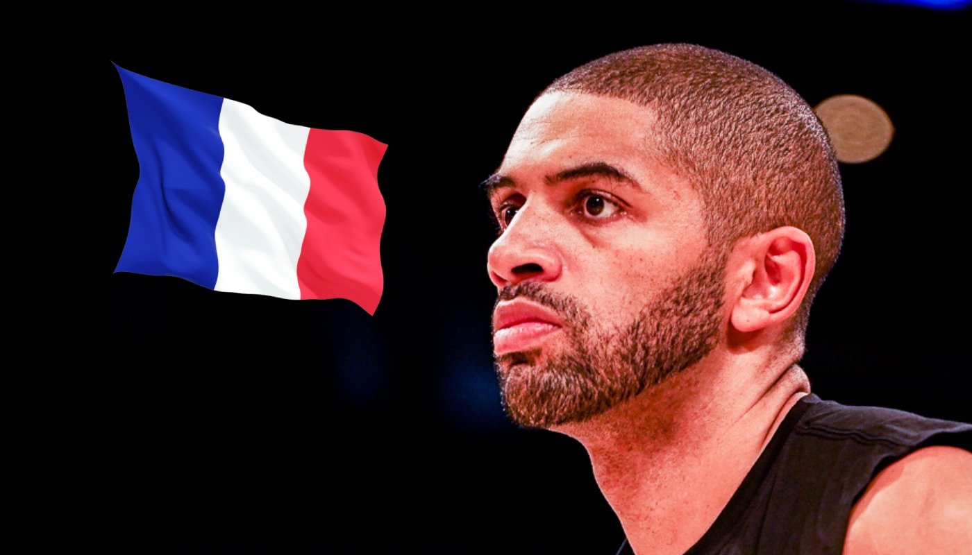 Le joueur NBA français Nicolas Batum, ici accompagné du drapeau tricolore