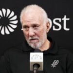 NBA – Gregg Popovich cash sur le 5 de départ des Spurs cette saison : « Je sais que je vais devoir…