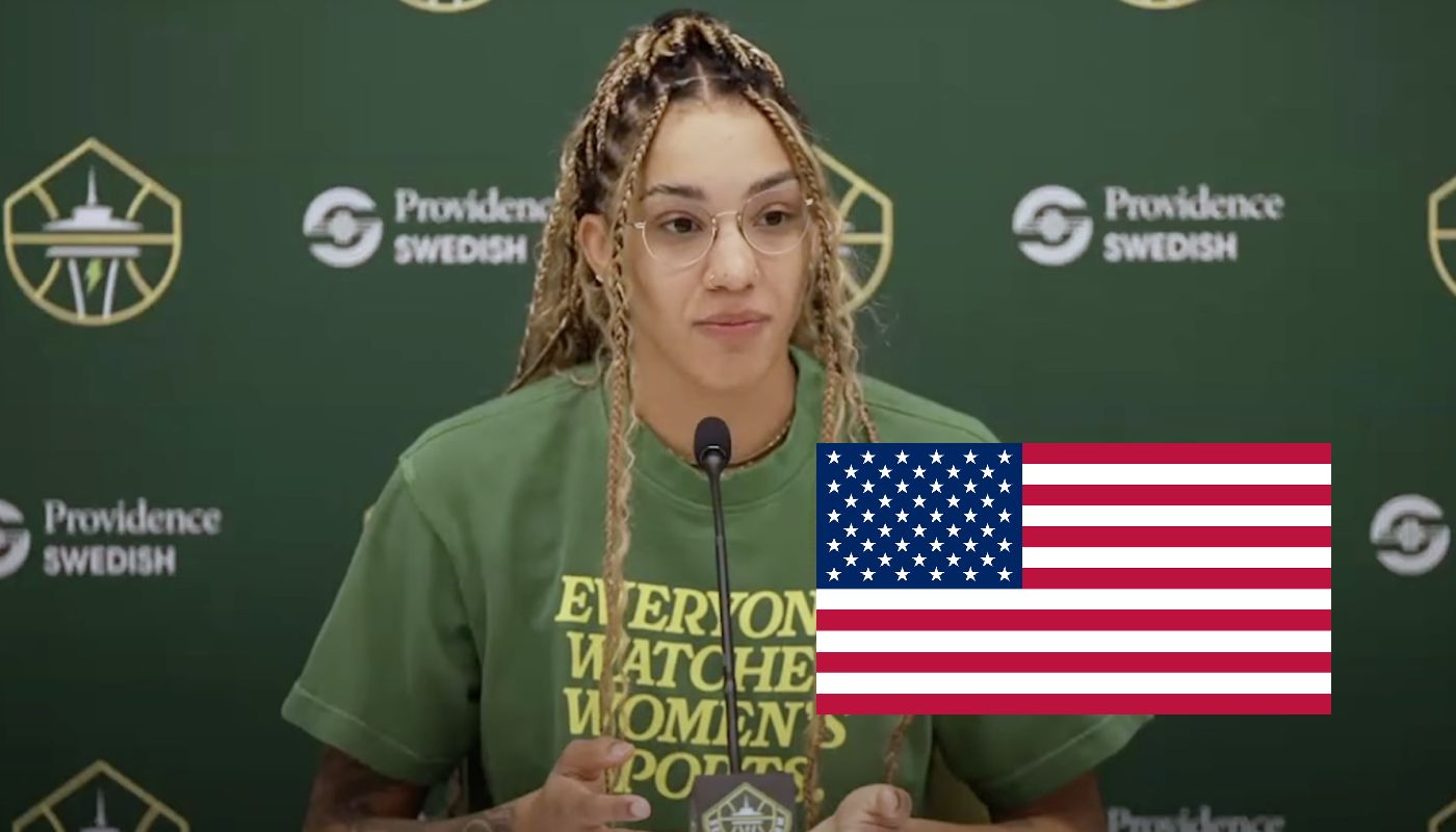 Gabby Williams, joeuuse de Seattle en WNBA, avec le drapeau américain