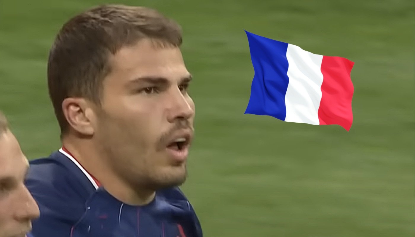 Le rugbyman français Antoine Dupont, accompagné ici du drapeau tricolore