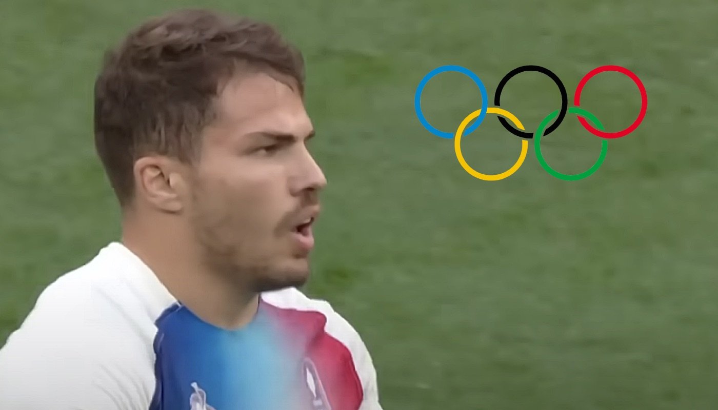 Le rugbyman français Antoine Dupont, accompagné du logo des Jeux Olympiques