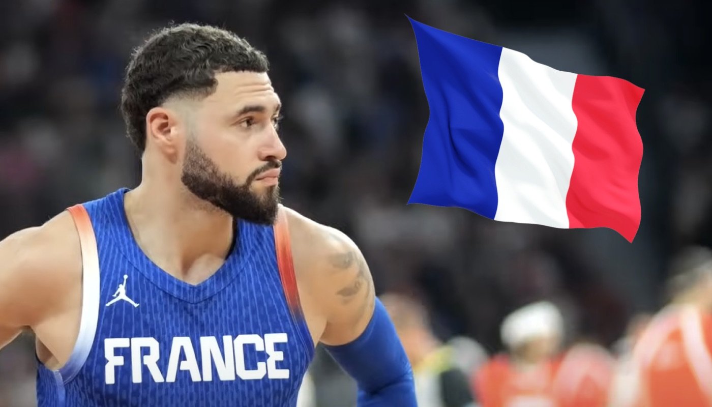 Le joueur de l'équipe de France Isaïa Cordinier, ici accompagné du drapeau tricolore