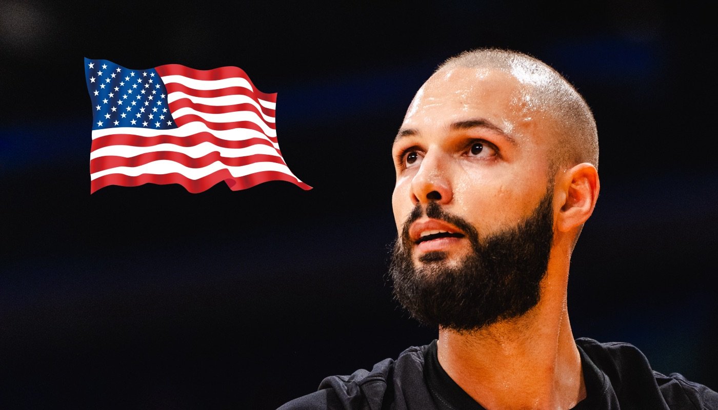 Le joueur français Evan Fournier, ici accompagné du drapeau des États-Unis