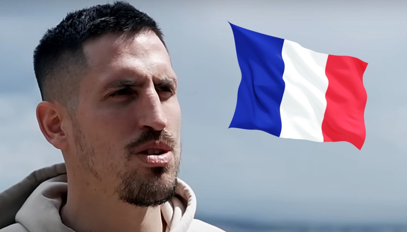 Le basketteur international français Paul Lacombe, ici accompagné du drapeau tricolore