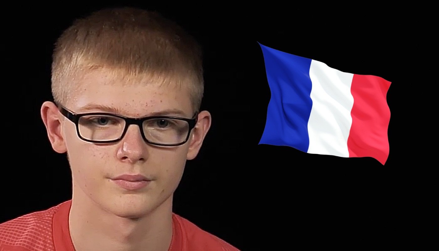 Le joueur de ping français Félix Lebrun, ici accompagné du drapeau tricolore