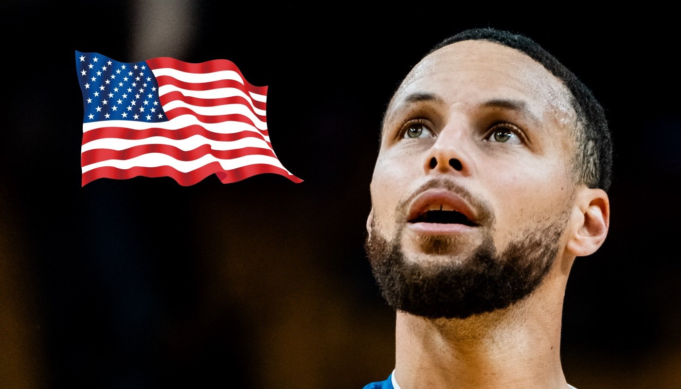 La superstar NBA des Golden State Warriors, Stephen Curry, ici accompagnée du drapeau américain