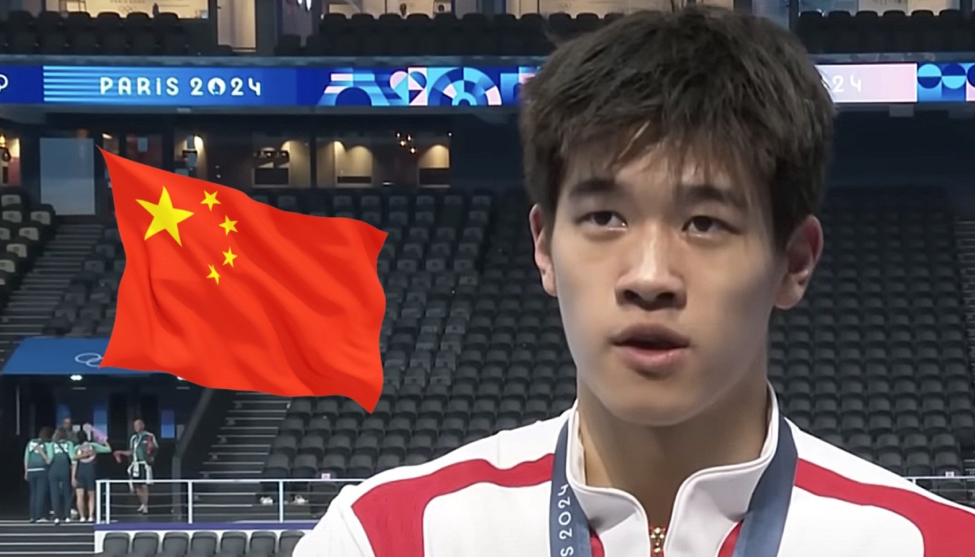 Le nageur Pan Zhanle, ici accompagné du drapeau de la Chine, lors des Jeux Olympiques de Paris 2024