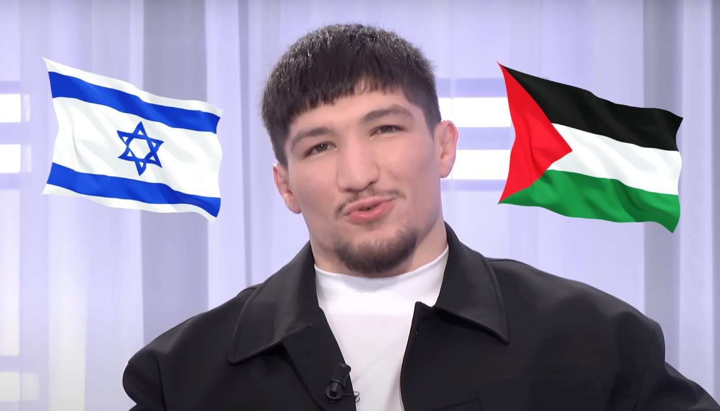 Le combattant PFL Baysangur « Baki » Chamsoudinov, ici accompagné des drapeaux d'Israel et de la Palestine