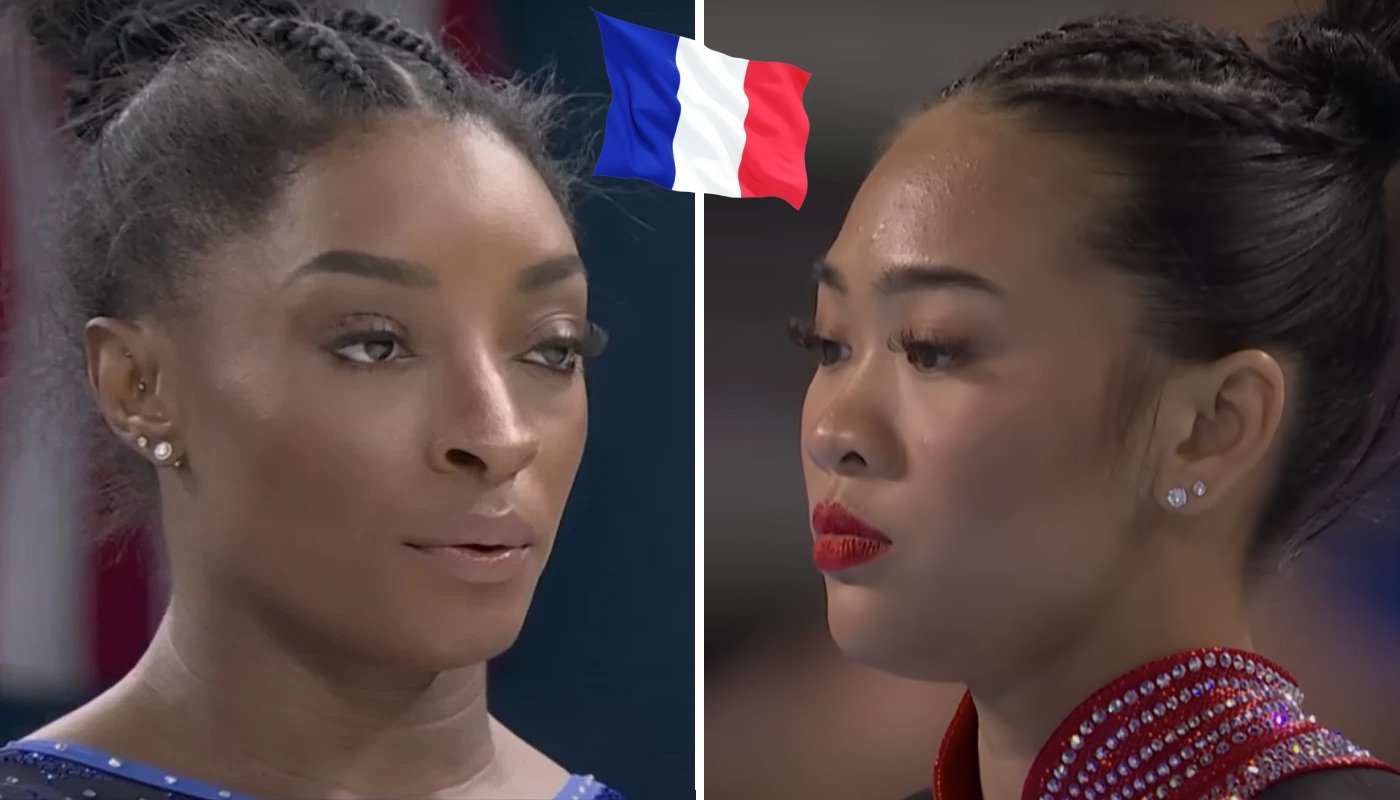 Les gymnastes américaines Simone Biles (gauche) et Suni Lee (droite), accompagnées du drapeau de la France