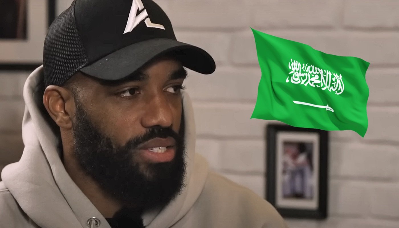 L'attaquant français de l'Olympique Lyonnais, Alexandre Lacazette, ici accompagné du drapeau de l'Arabie saoudite