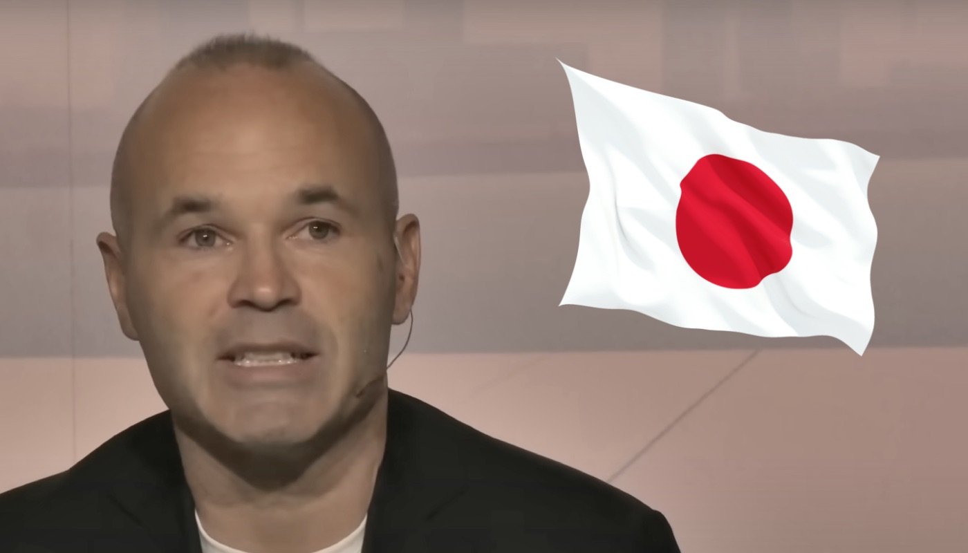 La légende du football espagnol Andres Iniesta, ici accompagné du drapeau du Japon