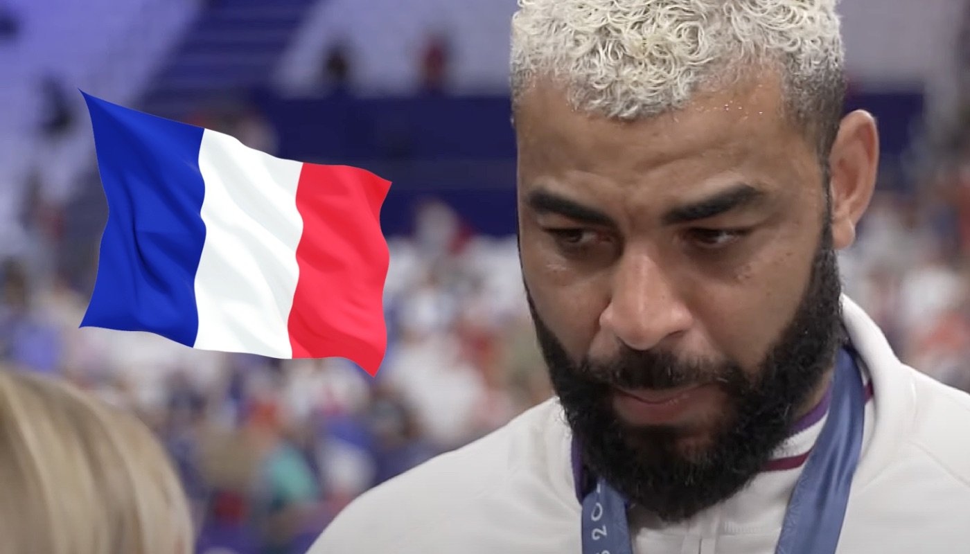 Le volleyeur français Earvin Ngapeth, ici accompagné du drapeau de la France