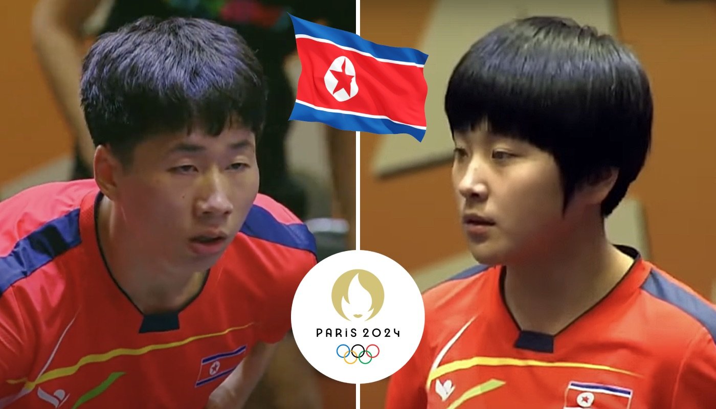 Les pongistes nord-coréens Ri Jong-sik (gauche) et Kim Kum-yong (droite), accompagnés du drapeau de la Corée du Nord et du logo des Jeux Olympiques de Paris 2024