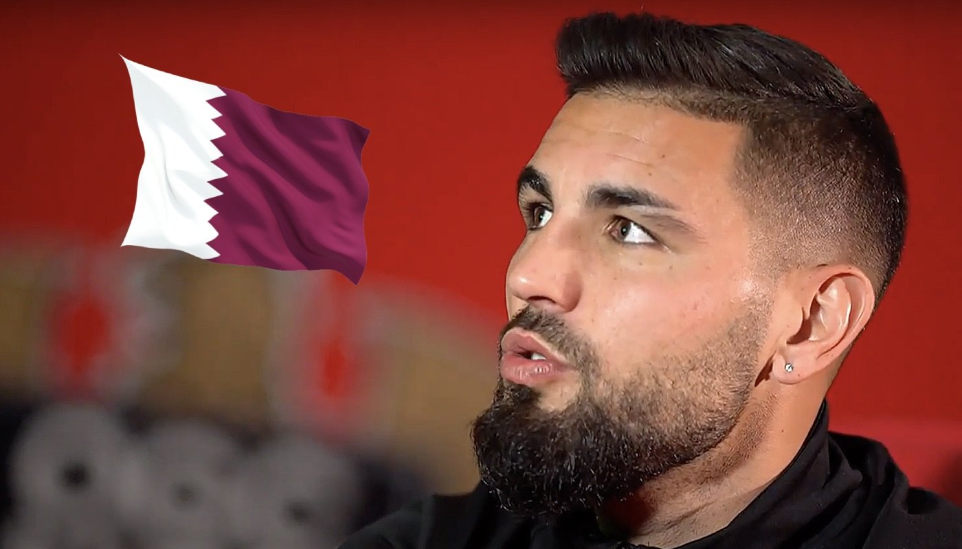 Le footballeur franco-algérien Andy Delort, ici accompagné du drapeau du Qatar