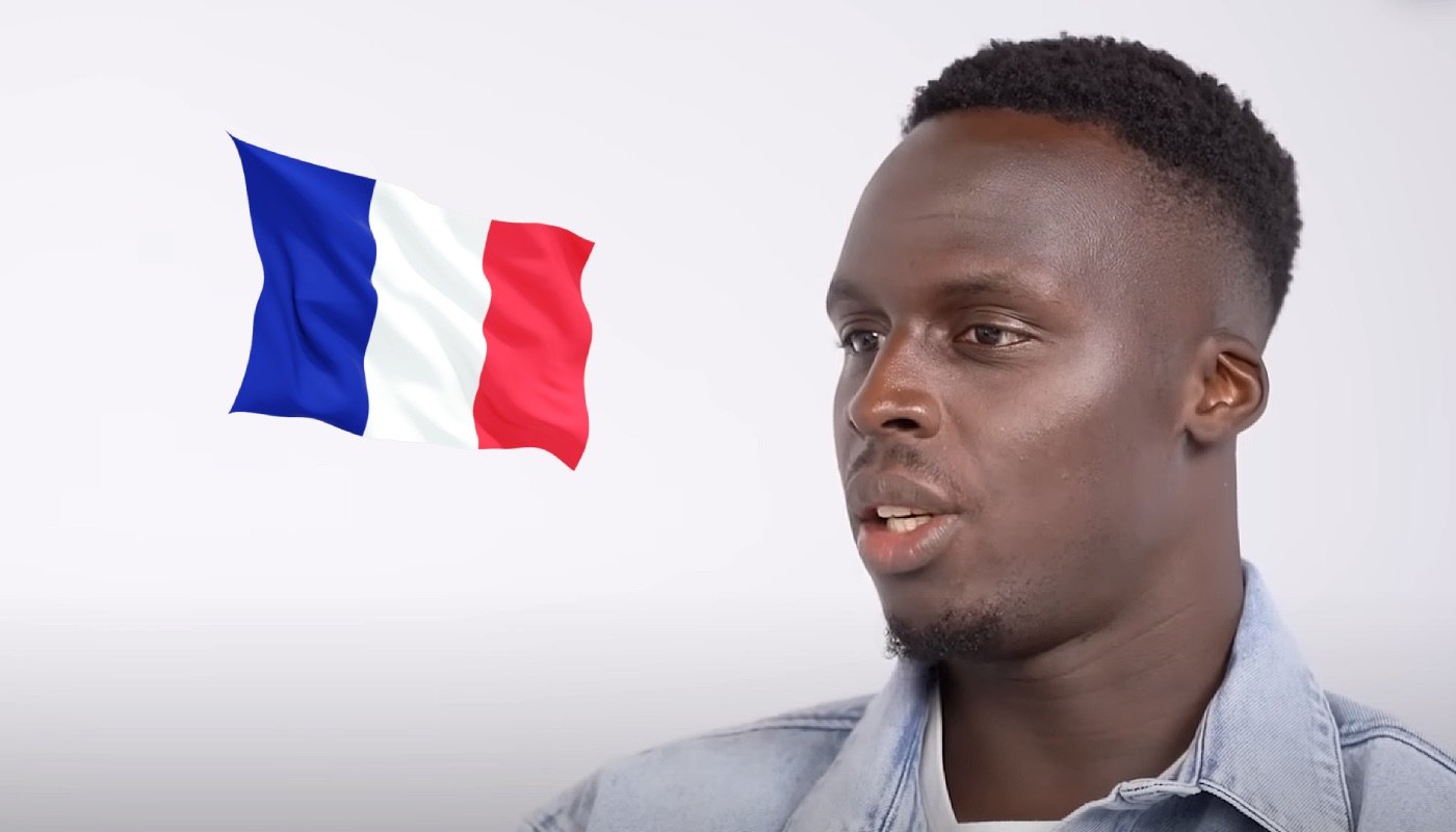 Le gardien de but sénégalais Édouard Mendy, ici accompagné du drapeau de la France