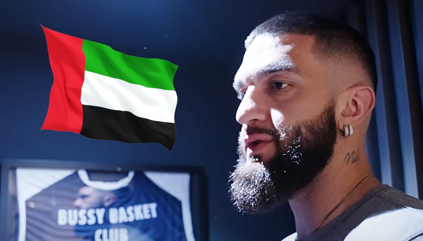 Le pivot français Vincent Poirier, ici accompagné du drapeau des Émirats Arabes Unis