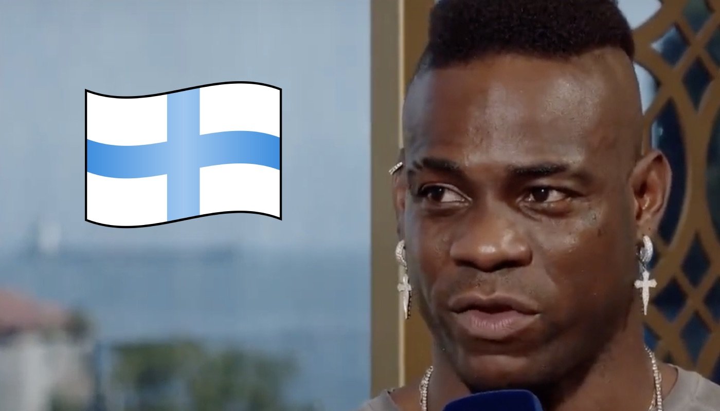 Le footballeur italien Mario Balotelli, ici accompagné du drapeau de la ville de Marseille