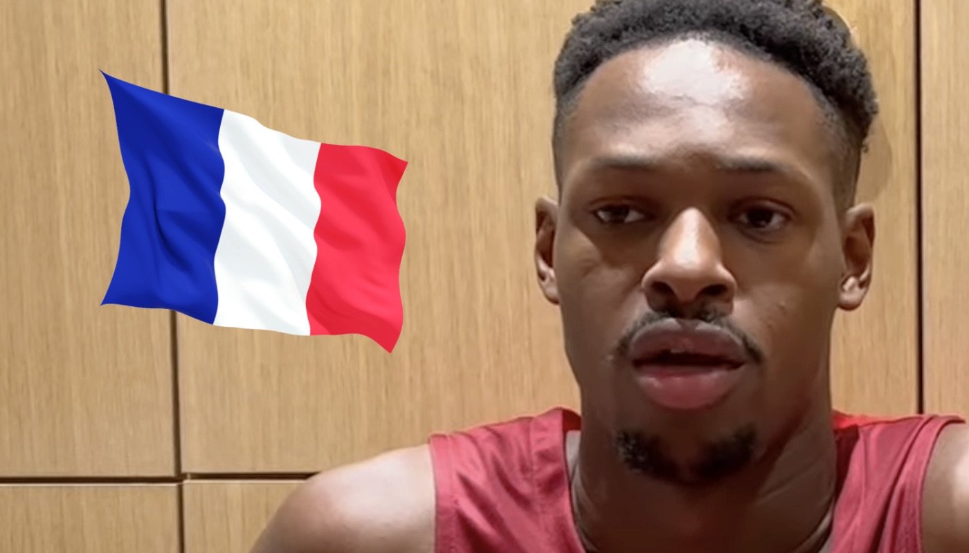 L'arrière français Joel Ayayi, ici accompagné du drapeau tricolore