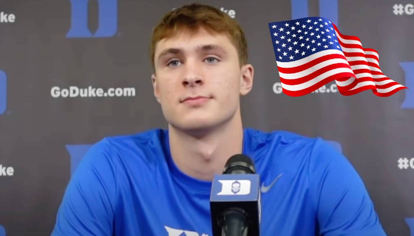 La star NCAA Cooper Flagg, ici accompagnée du drapeau des États-Unis